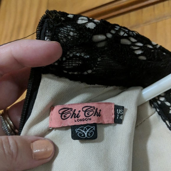 Beautiful lace dress - Picture 7 of 8